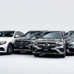 Verschiedene Mercedes Autotypen in einer Reihe aufgestellt