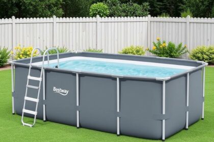 Bestway Power Steel Frame Pool aufgebaut im Garten mit Leiter und Filterpumpe