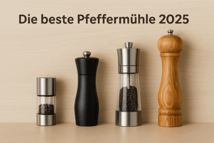 Vier moderne Pfeffermühlen aus Holz, Edelstahl und Kunststoff in unterschiedlichen Größen nebeneinander auf einem Holztisch.