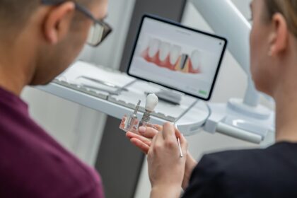 Hochwertige Zahnimplantate werden bei einem Zahnarzt präsentiert.