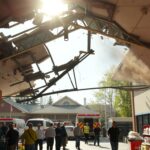 Glasbruch im Supermarkt nach Explosion, Feuerwehr und Einsatzkräfte vor Ort, Rettungsfahrzeuge im Einsatz, Einsatzbericht aktuell, dramatische Situation.