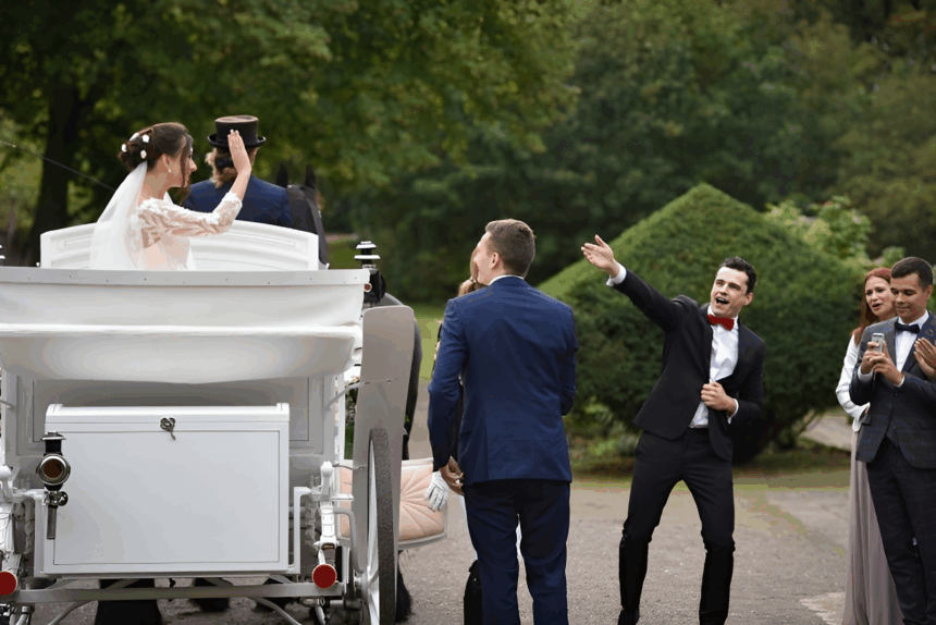 Elegantes abendliches Hochzeitsfoto mit Braut, Bräutigam und Gästen in stilvoller Kleidung.