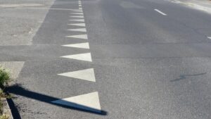 Verkehrszeichen: Haifischzähne: Was bedeutet diese Fahrbahnmarkierung?